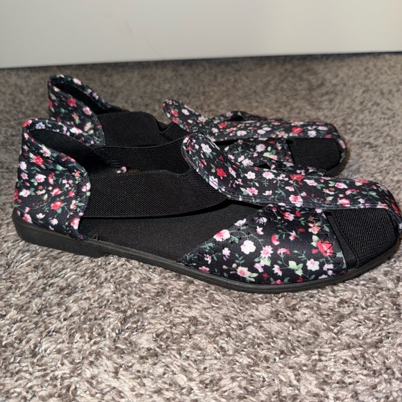 NWOT Floral Women's Sandals size 9 - Picture 2 of 4